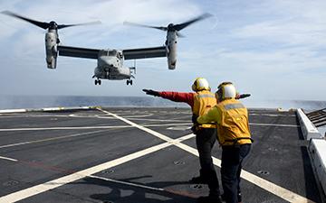 MV-22降落在海上的飞机上